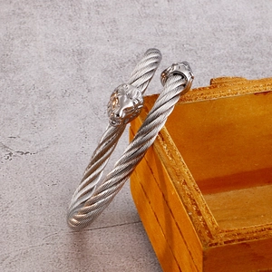 Bracelet créatif en fil d'acier inoxydable avec têtes de lion et design ouvert réglable