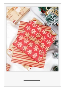 Détail de papier cadeau de Noël vintage avec Père Noël, flocons et ficelles de chanvre