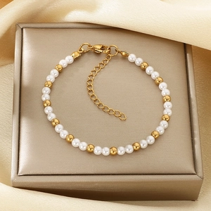 Detail von Perlen- und Goldperlenarmband auf Satin mit verstellbarer Verlängerung