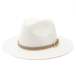 Elegante cappello fedora in paglia bianca con cintura in pelle marrone e fibbia oro