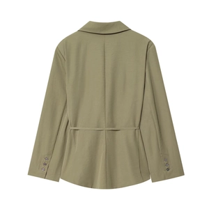 Vue arrière d'un blazer vert olive avec épaulettes, ceinture assortie et boutons aux manches