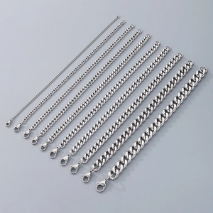 Diverse dimensioni di bracciali a catena groumette argento con chiusura a moschettone
