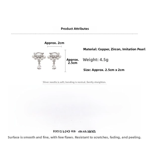 Detailed dimensions of silver-colored ear cuff featuring zircons and elegant faux pearls