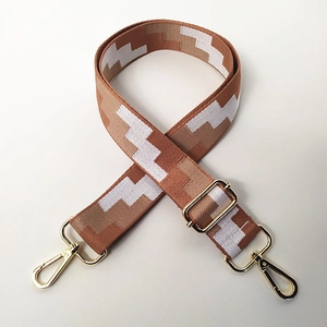 Bandoulière réglable de 3,8cm avec broderie jacquard marron et mousquetons dorés