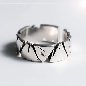 Anillo abierto de plata minimalista con textura de piedra geométrica y acabado vintage
