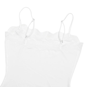 Gros plan du body blanc avec bordure en dentelle délicate et fines bretelles réglables