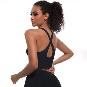 Vue détaillée du dos d'un soutien-gorge de sport noir avec un design croisé élégant