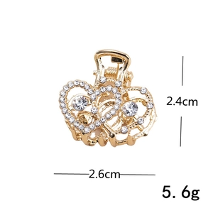 Détail de la pince à cheveux cœur dorée avec strass, dimensions 2.4cm par 2.6cm