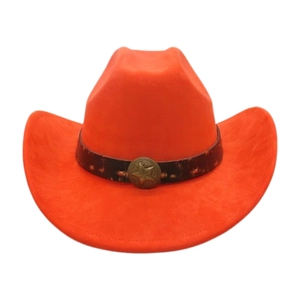 Détail d'un chapeau de cow-boy orange vif en faux suède avec boucle étoile et ruban brun