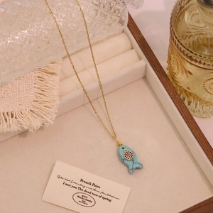 Schicke Goldkette mit hellblauem Fisch-Natursteinanhänger und Zirkonia für Damen