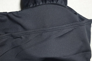 Détail du tissu noir hautement élastique avec double couture robuste et texture lisse