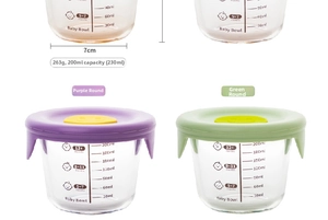 Detail view of 200ml borosilicate glass baby food jar with measurement scales and silicone lid