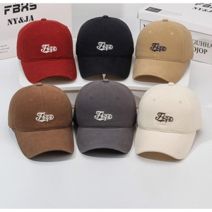 Set di sei cappellini da baseball colorati con ricamo di lettere Foge in corsivo
