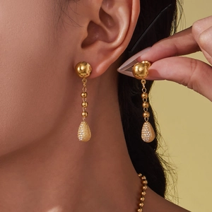 Boucles d'oreilles en acier plaqué or 18k avec chaîne à billes et pendentif zircon
