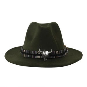 Cappello Fedora in lana verde scuro con nastro etnico e testa di toro d'argento