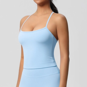 Dettaglio del reggiseno sportivo azzurro e dei pantaloni yoga che mostra il tessuto elastico