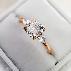 Drie Stenen Zirconia Ring Elegant Kussen Geslepen Hoofdsteen Peer Zijstenen Koperen Trouwring Voor Vrouwen Mode