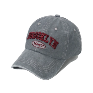 Détail de casquette de baseball gris délavé avec broderie Brooklyn 1947 rouge et coutures