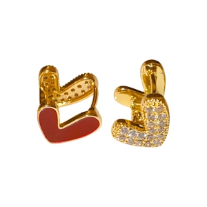 Paire de boucles d'oreilles cœur dorées avec émail rouge et pierres de zircone pavées