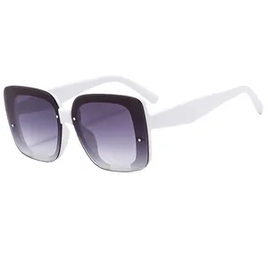 Gafas de sol oversize de montura blanca con lentes degradadas en púrpura y detalles metálicos
