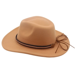 Dettaglio cappello in feltro color cammello con fascia intrecciata marrone e fiocco in pelle
