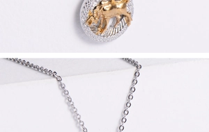 Vue détaillée du pendentif Taureau bicolore or et argent avec chaîne maille forçat