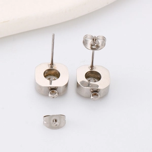 Clous d'oreilles carrés en acier inoxydable poli avec boucle de suspension et fermoir papillon