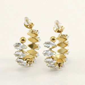 Detalle de pendientes de aro dorados de 18K con circonitas de corte marquesa