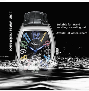 Macro di un orologio tonneau con spruzzi d'acqua per mostrare l'impermeabilità di 30 metri