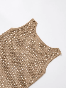 Gros plan du débardeur en crochet kaki avec motifs en tricot et paillettes brillantes