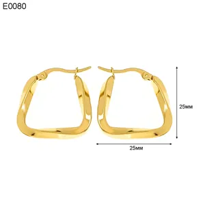 Dettaglio macro degli orecchini a cerchio quadrati a torsione da 25mm in oro lucido