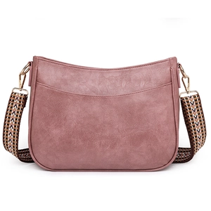 Dettaglio borsa in pelle rosa antico con tracolla larga a motivo geometrico boho