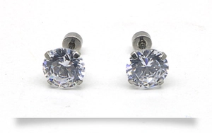 Vue détaillée de boucles d'oreilles en zircone cubique blanche avec serti à quatre griffes