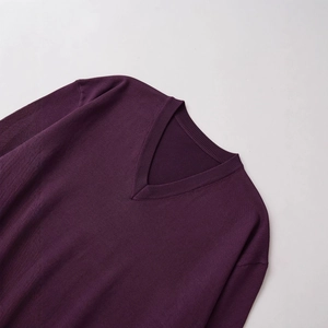 Maglione in maglia con scollo a V viola intenso e vestibilità ampia per l'inverno