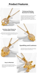Détails du pendentif tête de mort doré avec zircons et détails d'os croisés de luxe