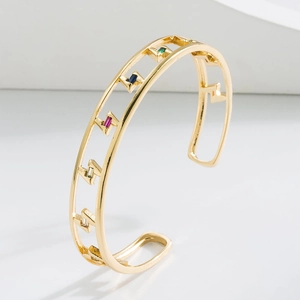 Minimalistisches 18K vergoldetes offenes Armband mit bunten Zirkonsteinen auf Weiß