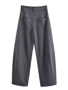 Détail du pantalon large à rayures gris foncé avec poches arrière et coutures nettes