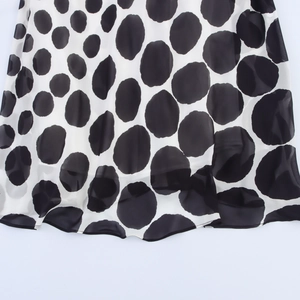 Elegante abito lungo a pois neri e bianchi senza maniche con schiena scoperta in chiffon