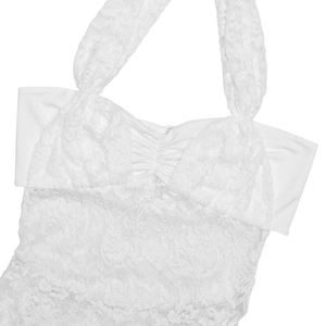 Détail de la robe en dentelle blanche montrant le licou et la texture plissée