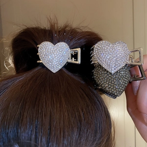 Détail de la pince à cheveux cœur avec strass et perles en argent et or champagne