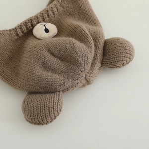 Detailaufnahme der braunen Strickmütze für Kleinkinder mit Bärenohren und Gesicht