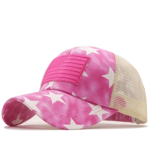 Casquette trucker en maille rose et blanc avec motif d'étoiles et patch drapeau américain