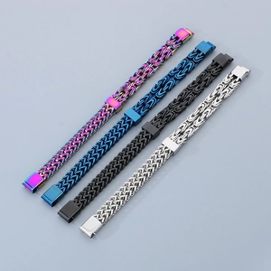Dettaglio dei bracciali hip-hop in acciaio inossidabile arcobaleno, blu, nero e argento