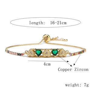Detail of adjustable heart bracelet with emerald zircons and gold-plated copper chain