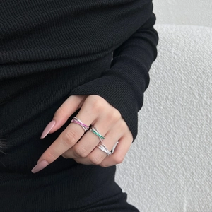 Gekreuzter S925 Silberring mit Mikro-Pavé-Zirkonia in verschiedenen Farben für Damen