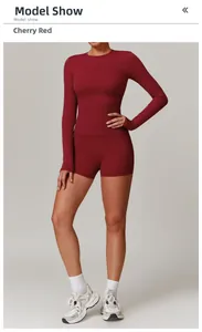 Détail du haut de sport à manches longues rouge cerise et short de yoga taille haute