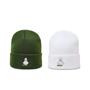 Bonnets en tricot vert et blanc avec broderie canard à skateboard et texture côtelée
