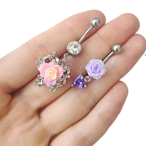 Détails du piercing de nombril avec rose rose et pendentif fleur en cœur violet