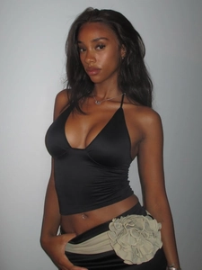 Haut licou noir sexy avec col en V et coupe ajustée présenté sur un mannequin