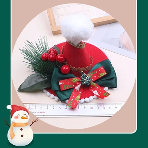 Dettaglio accessorio per capelli natalizio da 14 cm con feltro rosso e fiocco verde decorativo